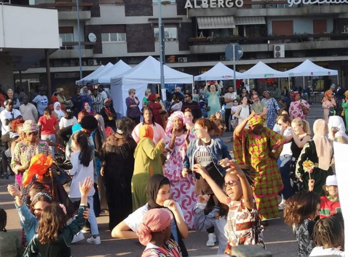 La Festa dei colori riempie piazza Affari