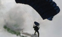 Il fascino del paracadutismo in una due giorni dedicata ai Caduti della Meloria