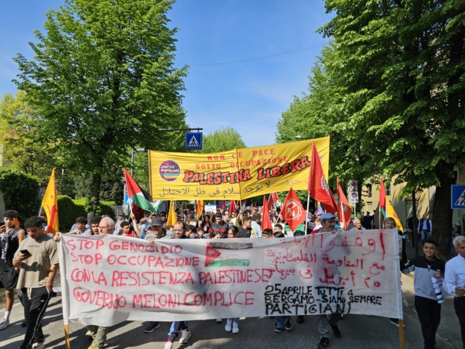 Un corteo sfila a Treviglio per chiedere la pace in Palestina