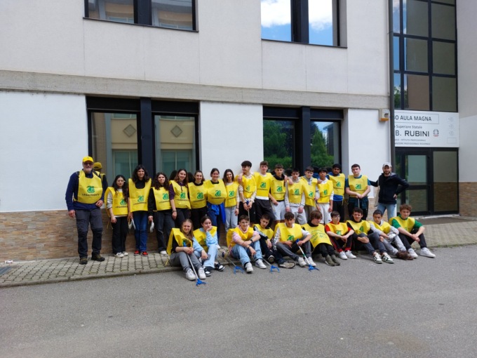 Studenti ripuliscono la città dai rifiuti: “Un mondo più pulito è un mondo più sano e più piacevole da vivere”