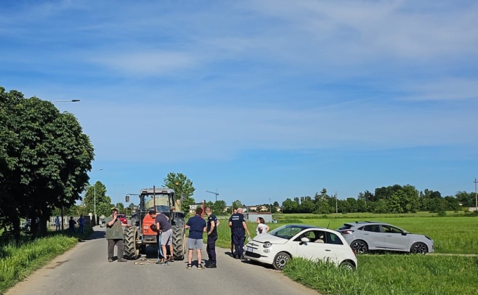 Auto contro trattore, lievemente ferita una donna