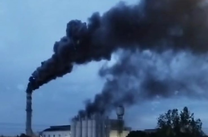 Colonna di fumo nero dalla Isover, arrivano i pompieri