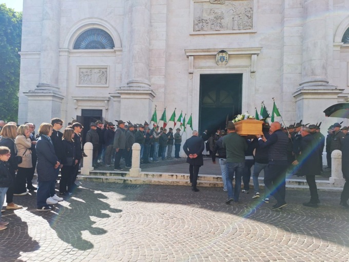 Picchetto d’onore alpino per l’estremo saluto a Gianni Vittori