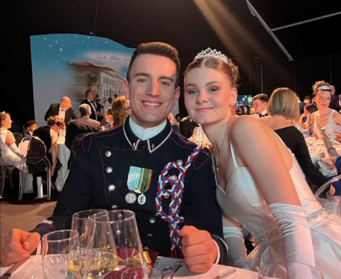 Mattia Leoni saluta la Scuola Militare Teulié con al gran Ballo delle debuttanti