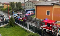 Auto ribaltata in centro: madre e figlia finiscono all’ospedale