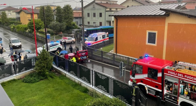 Auto ribaltata in centro: madre e figlia finiscono all’ospedale