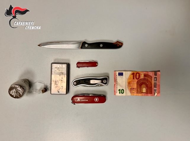 Beccato a vendere hashish, denunciato un 22enne