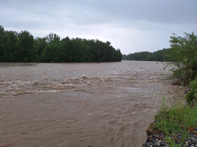 Maltempo, fiumi in piena nella Bassa e passerella pedonale chiusa