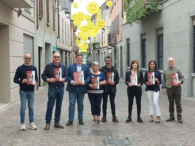 Una lunga tavolata in via Sangalli a Treviglio per aiutare “Sirio”