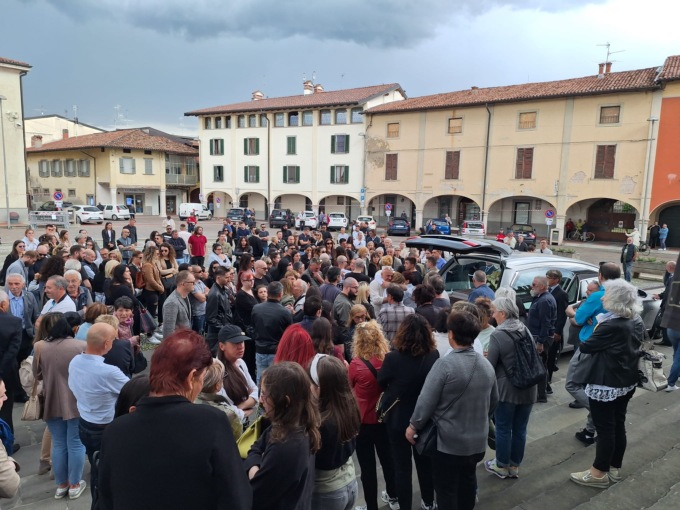 Palloncini al vento e un applauso commosso per l’ultimo saluto a Kevin Drago