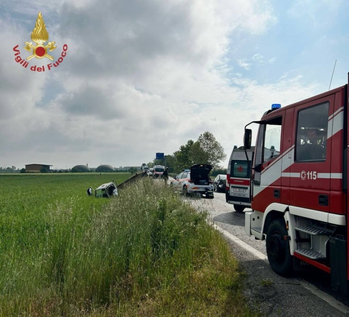 Schianto in auto contro un furgone, tre feriti: uno soccorso in eliambulanza