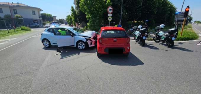 Schianto all’incrocio del “T-Red”, due feriti