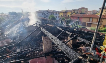 Brucia il tetto di un edificio, sgomberati tre appartamenti e un negozio