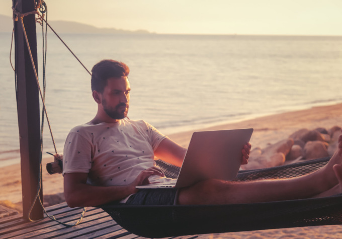 Lavorare viaggiando: chi sono i nomadi digitali?