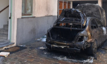 Auto in fiamme, paura in un cortile del centro