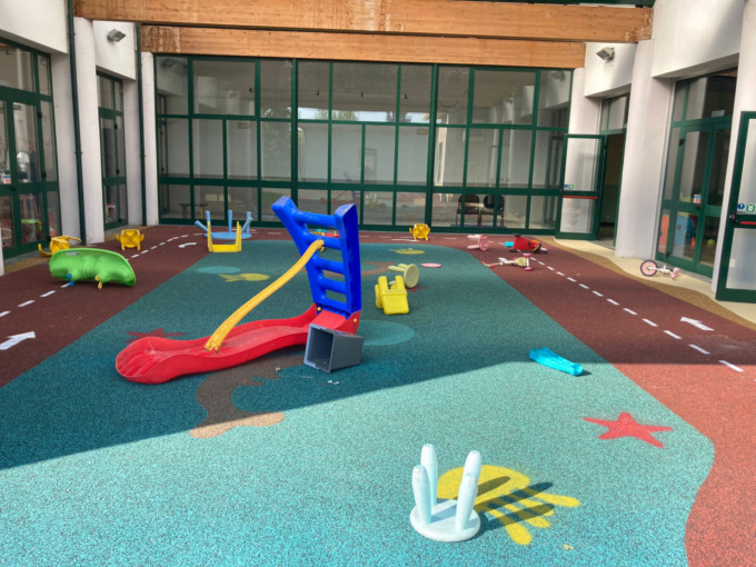 Vandali all’asilo, spaccati i giochi nel cortile