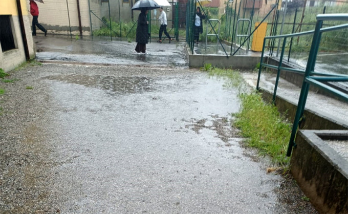 Primaria Pascoli, la protesta: “Quell’ingresso è uno stagno, fate qualcosa”