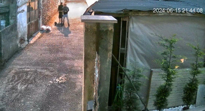 Abbandonano rifiuti per strada, beccati da una telecamera privata