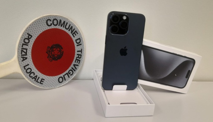 Venditori abusivi di telefoni a Treviglio, scatta il sequestro e la sanzione