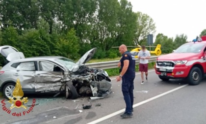 Schianto tra auto e furgone, ferite due bambine di 6 e 12 anni