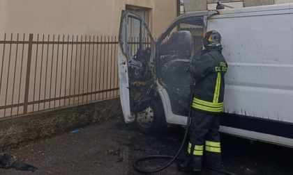 Furgone in fiamme a Romano, intervengono i Vigili del fuoco