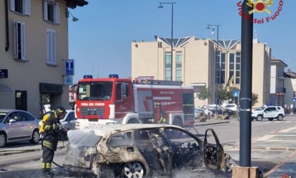 Auto prende fuoco in pieno centro, bloccata via Papa Giovanni XXIII