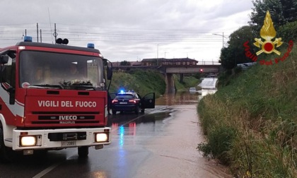 Intrappolati in auto nel sottopasso allagato, soccorsi dai Vigili del fuoco