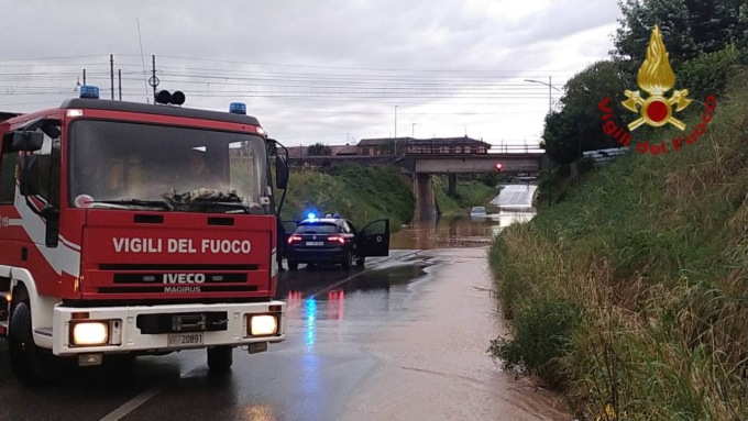 Intrappolati in auto nel sottopasso allagato, soccorsi dai Vigili del fuoco