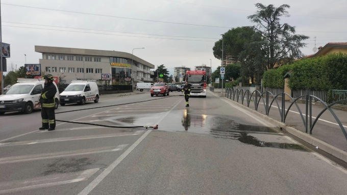 Fuga di gas in Corso Europa, Vigili del fuoco sul posto e tratto chiuso alla circolazione