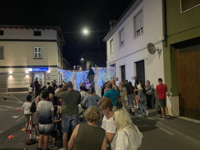 Notte Bianca: motociclista elude i divieti e travolge tavoli e panchine, ferita una donna