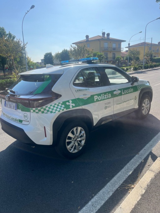 Al volante senza assicurazione, investe un ciclista 77enne