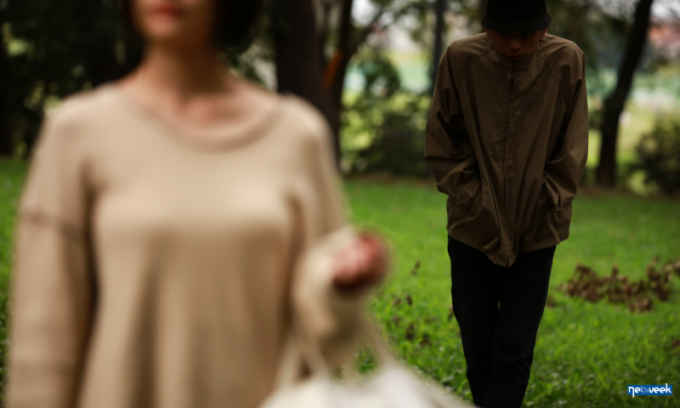 Continue avances e aggressioni, marito e moglie denunciano il vicino di casa stalker