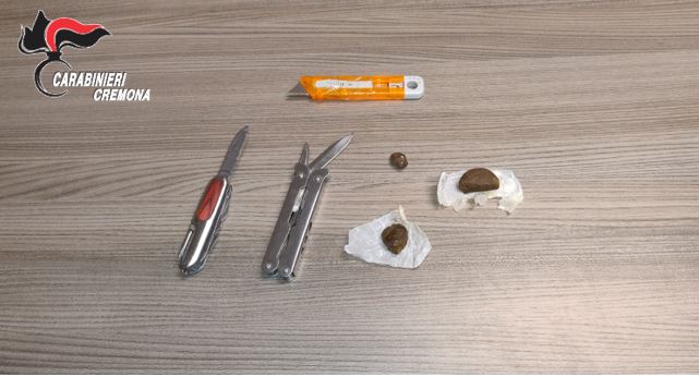 Fermati a Rivolta, in auto avevano coltelli multiuso e droga
