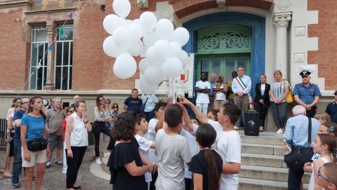Palloncini bianchi per un addio ingiusto e straziante: Caravaggio si ferma per l’addio a Fatou