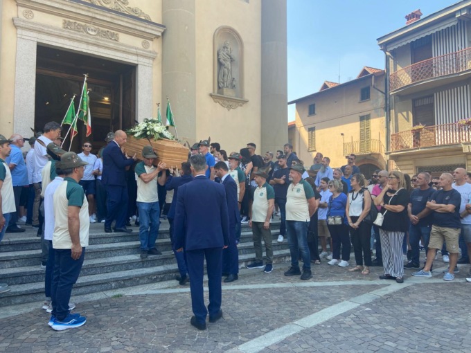 Le Penne nere e tutta Pontirolo per l’ultimo saluto a Francesco Guarnerio