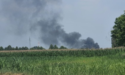 Fiamme accanto all'agriturismo, paura a Caravaggio