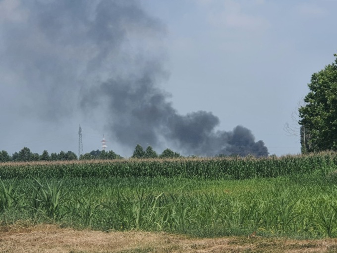Fiamme accanto all’agriturismo, paura a Caravaggio