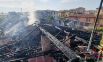 Incendio devasta il tetto di una palazzina, tre appartamenti inagibili e una decina di sfollati