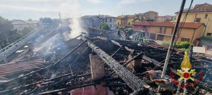 Incendio devasta il tetto di una palazzina, tre appartamenti inagibili e una decina di sfollati