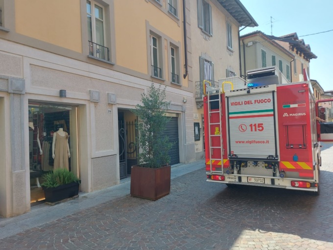 Resta chiuso nel suo negozio, 64enne liberato dai Vigili del Fuoco