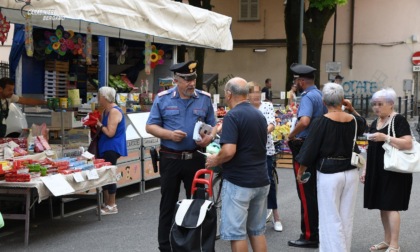 Anziani, come difendersi dalle truffe? I carabinieri dispensano consigli al mercato