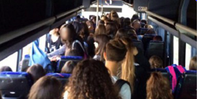 Sviene sull’autobus affollato e nessuno se ne accorge