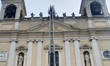 La corona dei pompieri torna sulla cima della parrocchiale