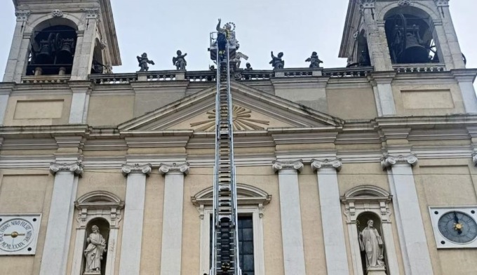 La corona dei pompieri torna sulla cima della parrocchiale