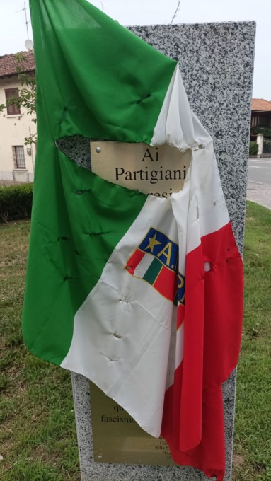 Vandalizzato il Tricolore dell’Anpi, condanna (quasi) unanime in Consiglio comunale