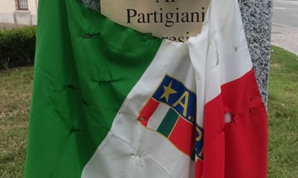 Vandalizzato il Tricolore dell'Anpi, condanna (quasi) unanime in Consiglio comunale