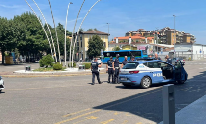 Minaccia i viaggiatori con dei coltelli, arrestato un giovane