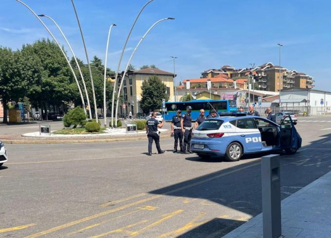 Minaccia i viaggiatori con dei coltelli, arrestato un giovane