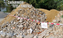 Sotterravano rifiuti edili sotto terra e ghiaia, due denunce e multe per 6400 euro