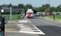 Finisce con l'auto fuori strada, ferito un 26enne